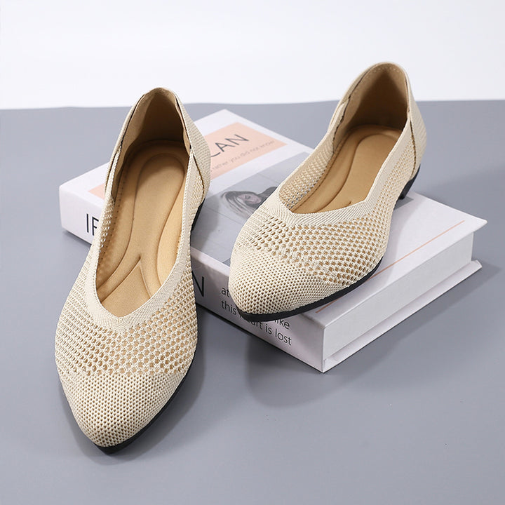 A light beige ballet flat in knitted fabric with a black sole and a matte finish. (photo 2)