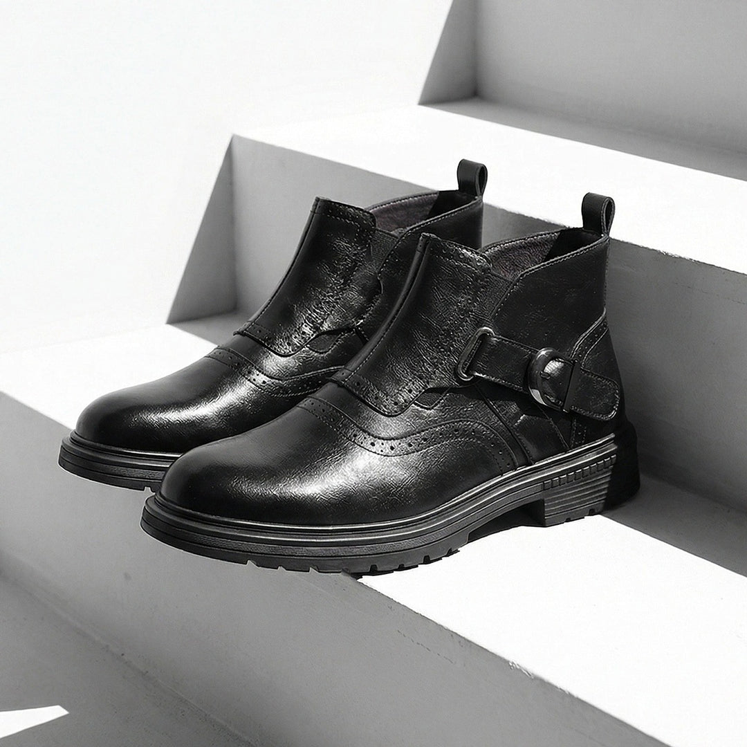 Boot in smooth black leather with black sole and a gunmetal buckle. (photo 3)