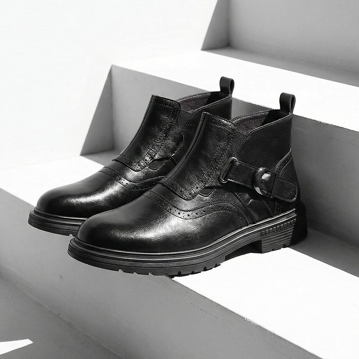 Boot in smooth black leather with black sole and a gunmetal buckle. (photo 3)